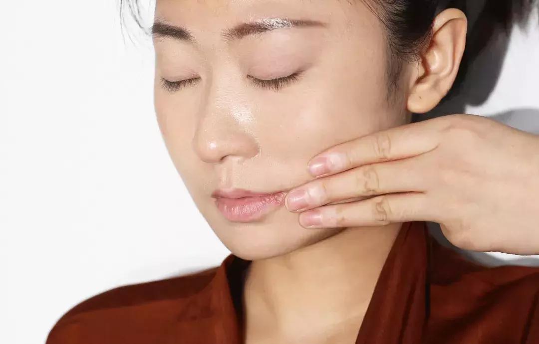 vc精华淡化法令纹暗沉,vc用了法令纹发黄