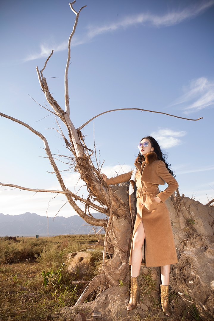 黑色羊羔毛皮衣怎么搭配才显高级,狐狸毛皮草搭配卫衣