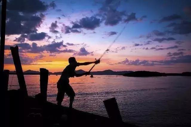 夜钓灯光钓鱼效果,晚上夜钓用什么灯光最合适
