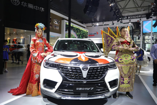 只因牵手北京时装周，华晨中华V7闪耀成都车展？