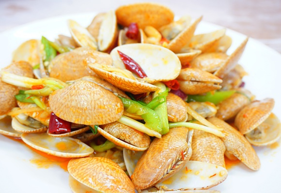 三亚火车头万人海鲜广场最新视频,三亚第一海鲜市场夜市攻略