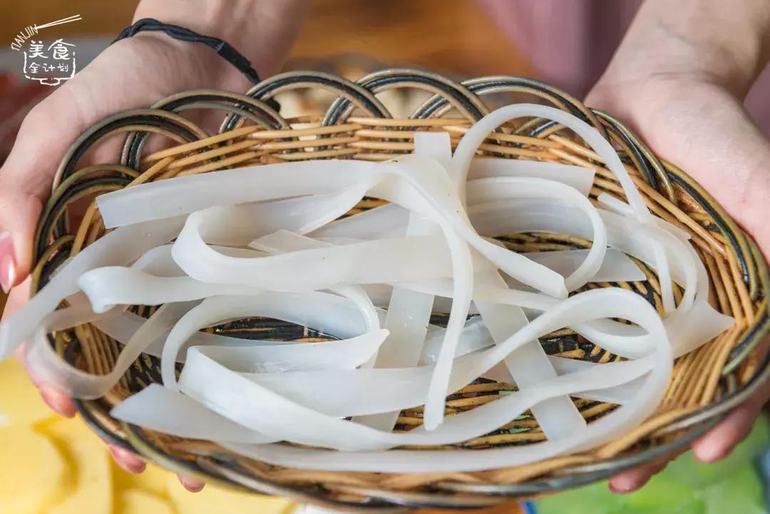 3斤半鸡肉做锅底！天津真理道这家接地气老店，烤串更是有名气！