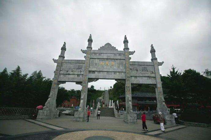 武当山下面的小镇是哪个,武当山的一个小镇