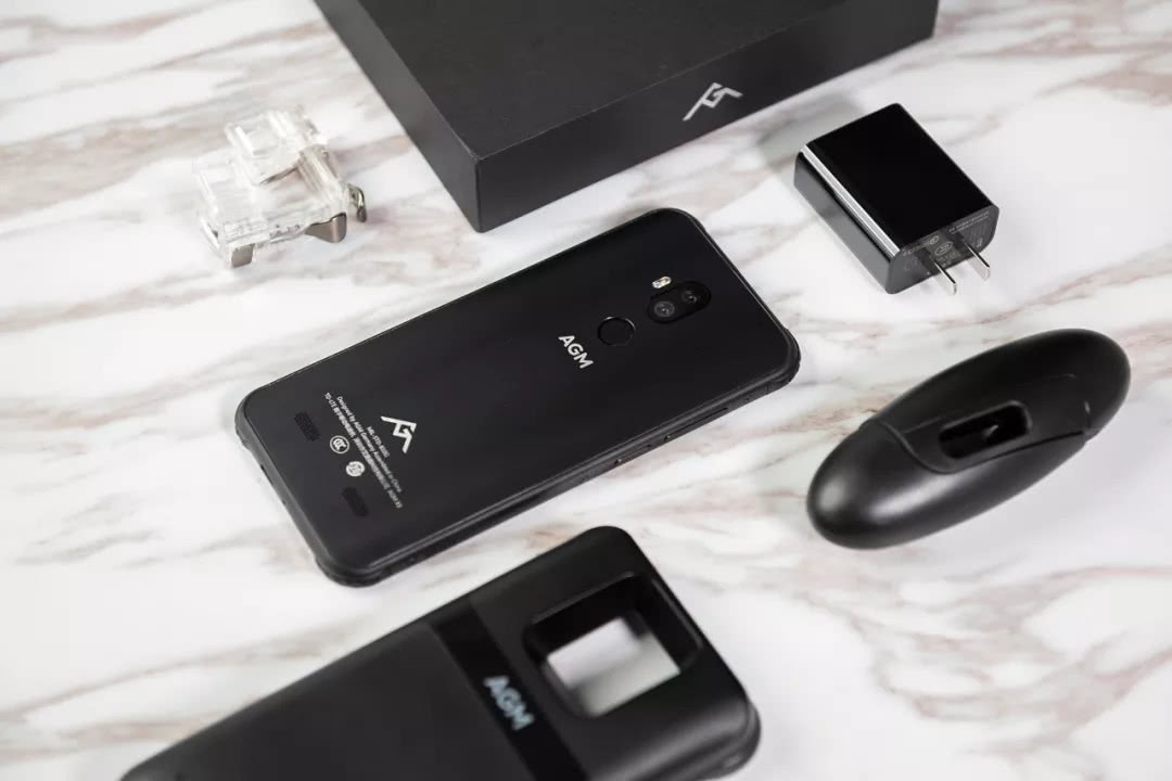 再也不怕碎屏、进水！这手机埋土里、放锅里煮都能用，网友：过瘾