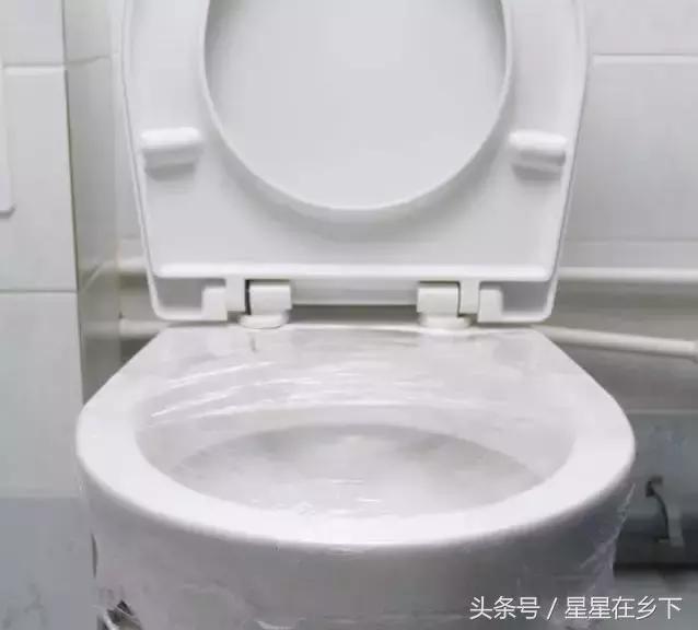 星星在乡下:揭秘马桶被纸巾头发堵住?试试这招,关键不脏手