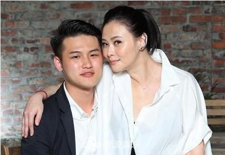 本是清纯女星却吸毒入狱，因小男友嫌“老”而整容直播时落泪！