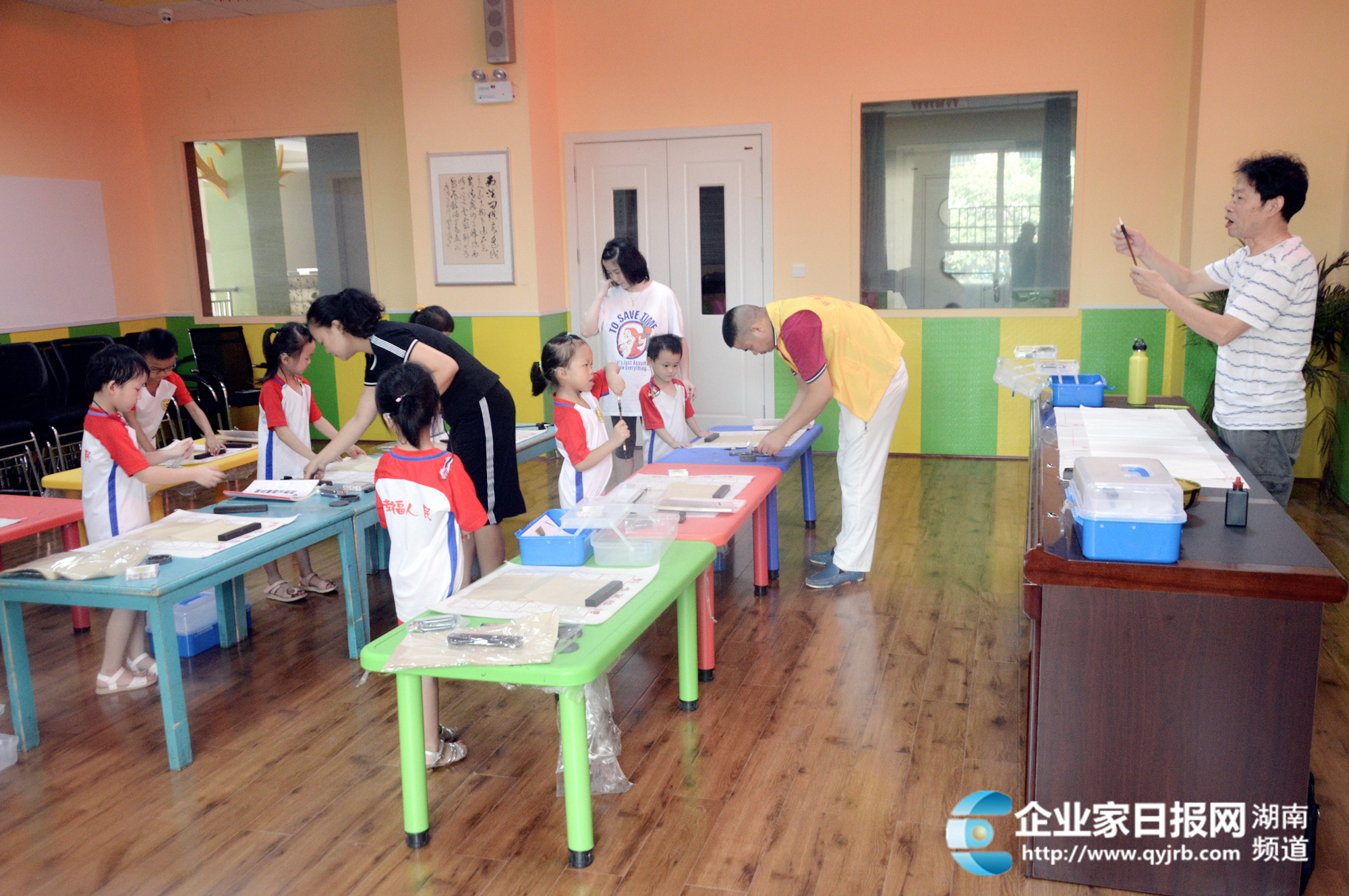 欧伯达书法艺术公益培训班在聆音学校正式开课