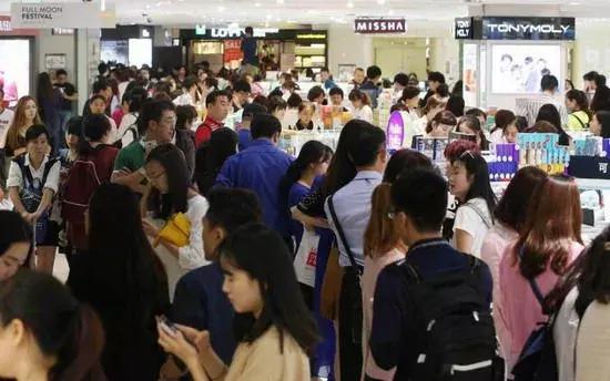 国外免税店专坑中国人：反正他们人傻钱多，太好骗！