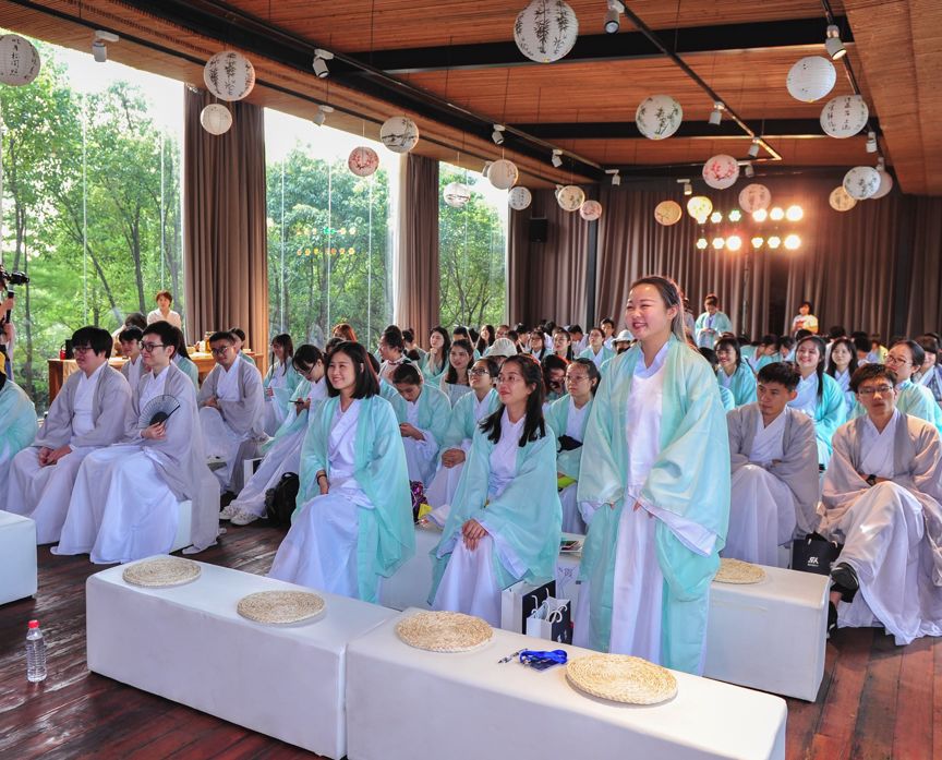 从圈地自萌到日趋火热，古风音乐如何追逐“月亮”与“便士”？