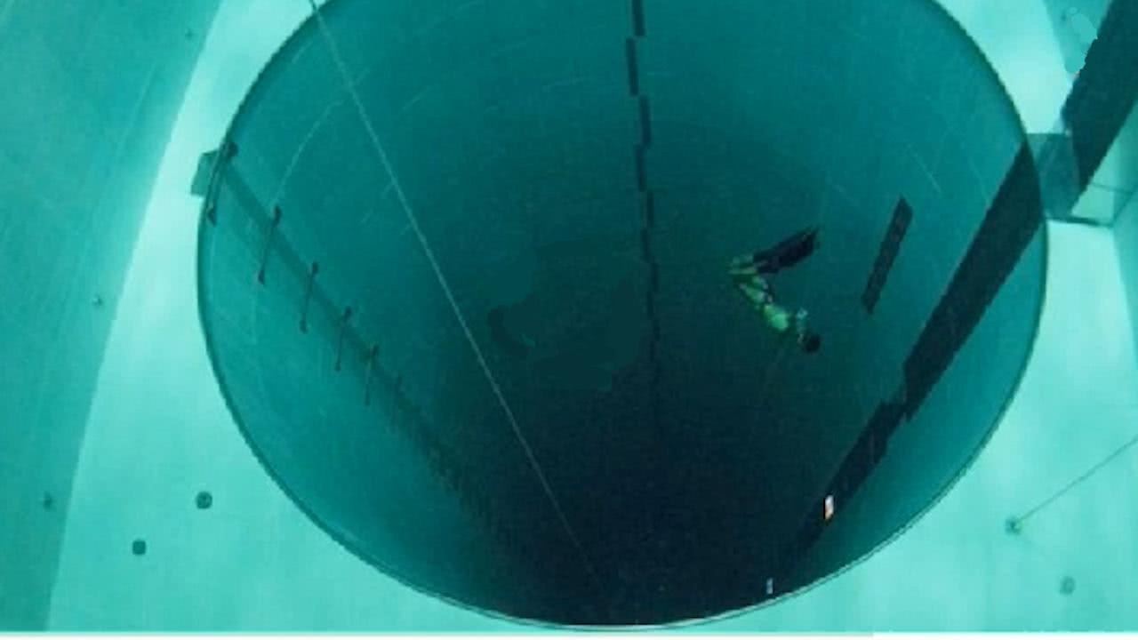 恐怖又刺激的游泳池,超级恐怖的游泳池