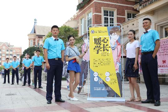 学长帮学妹大一新生拿行李,四川新生入学学长主动帮你提行李