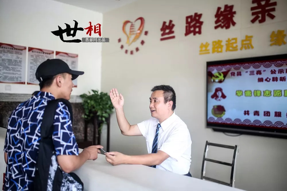 32年迎来送往，3000张站台票是他看世界的方式