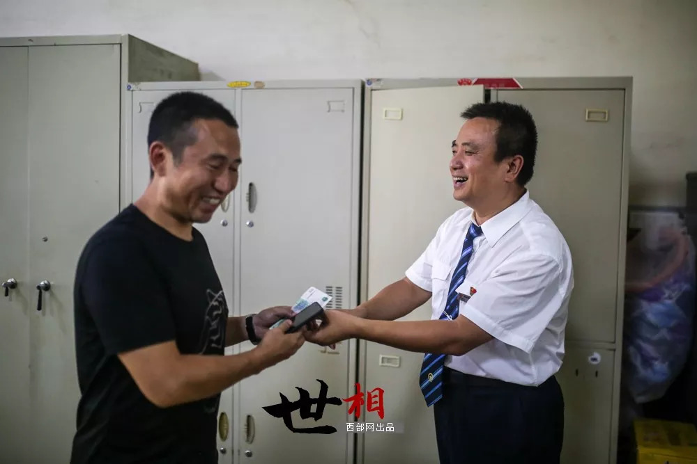 32年迎来送往，3000张站台票是他看世界的方式