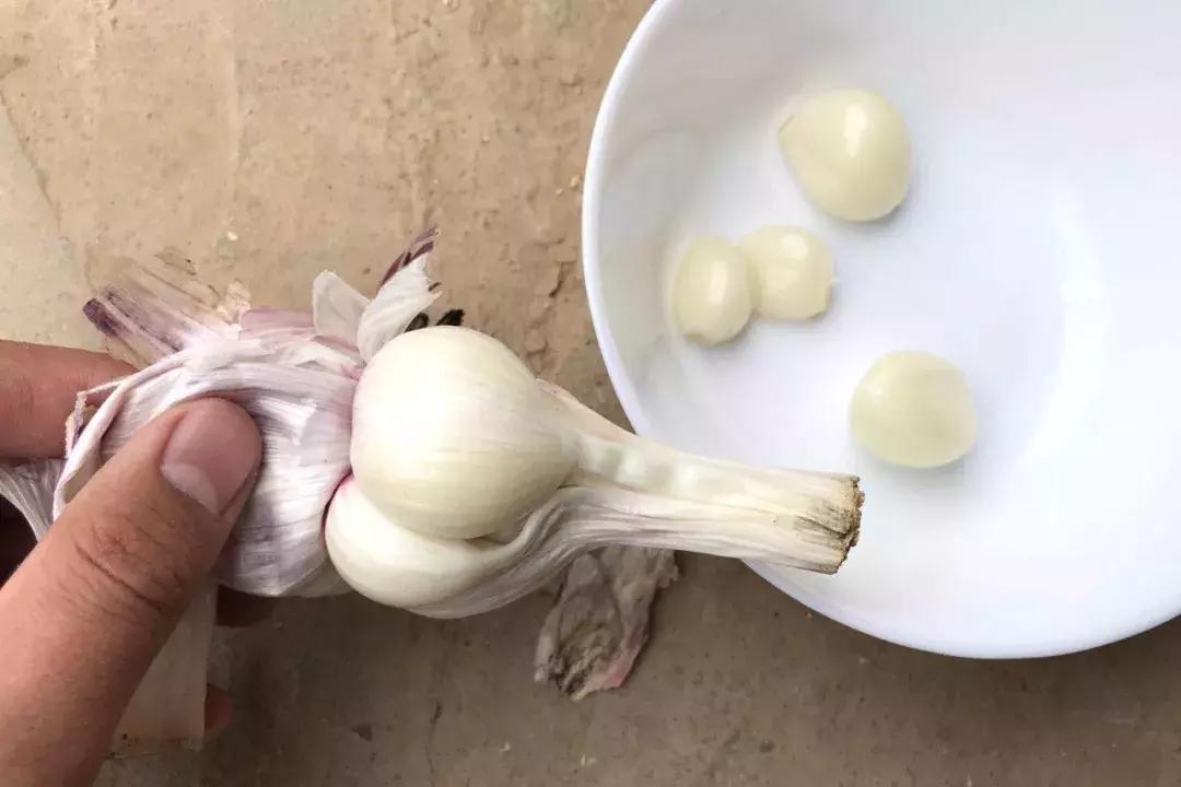 剥蒜的最快方法,剥蒜种最快的方法视频