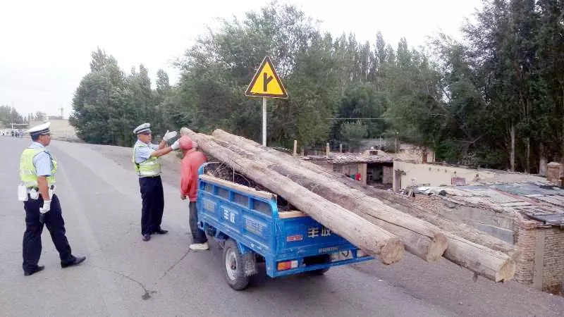 「一线报道」三轮电动车的高级“车棚”交警查获严厉批评教育