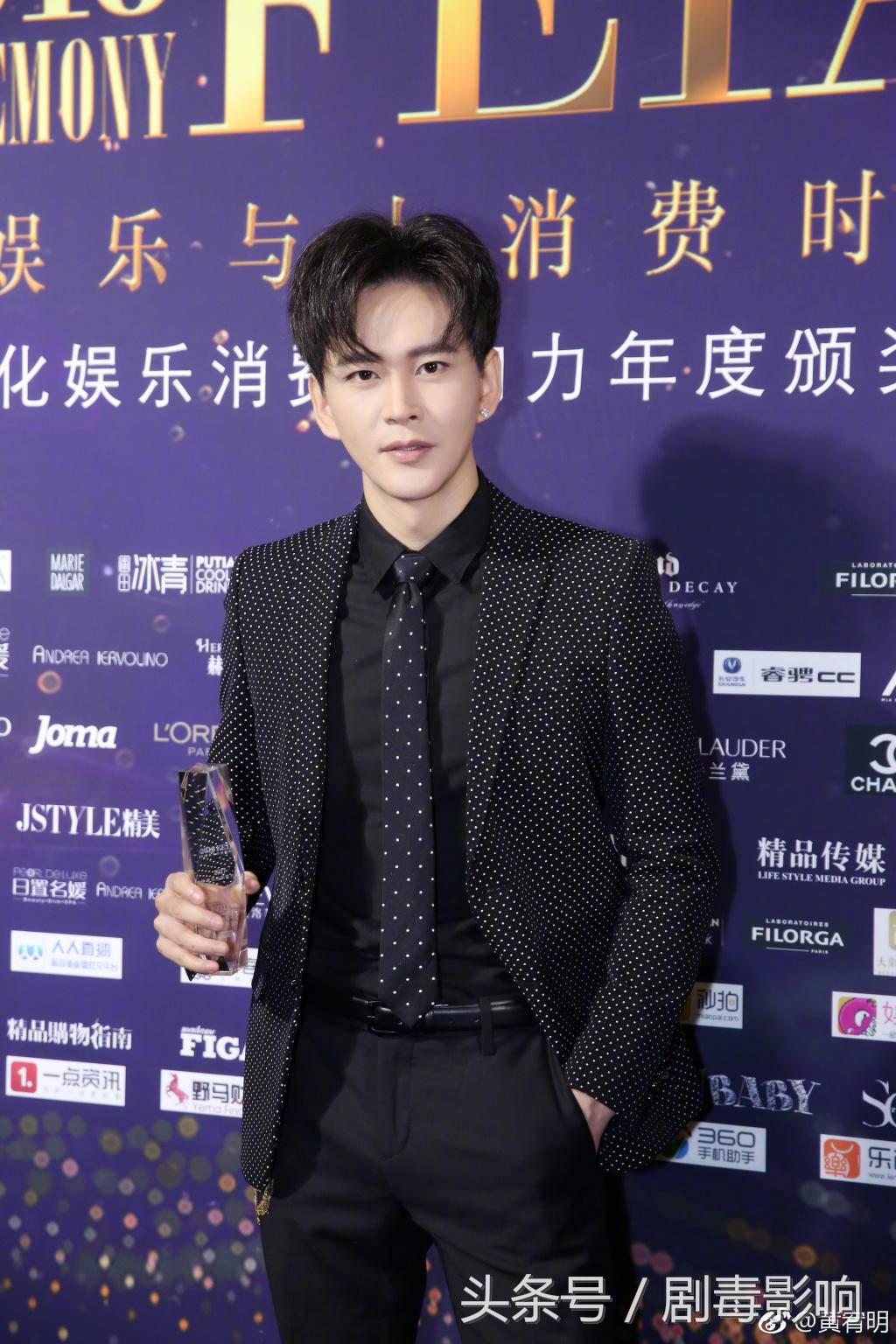 岩男郎出身曾被公司雪藏，与霍建华2度合作出演《如懿》圈粉无数