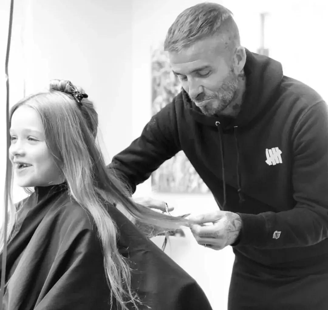 贝嫂和小贝早期采访,贝嫂和小贝相差几岁