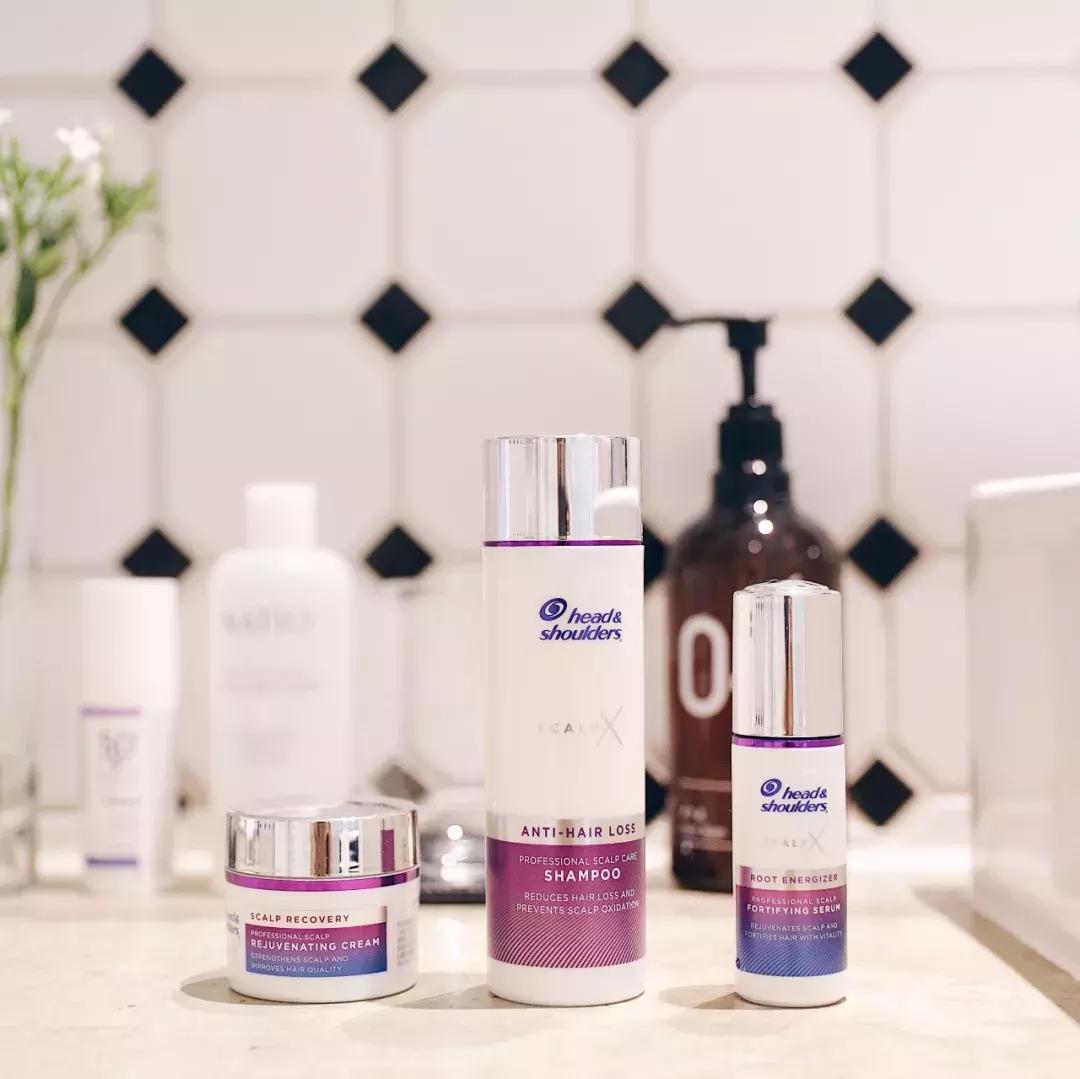 贝嫂和小贝早期采访,贝嫂和小贝相差几岁