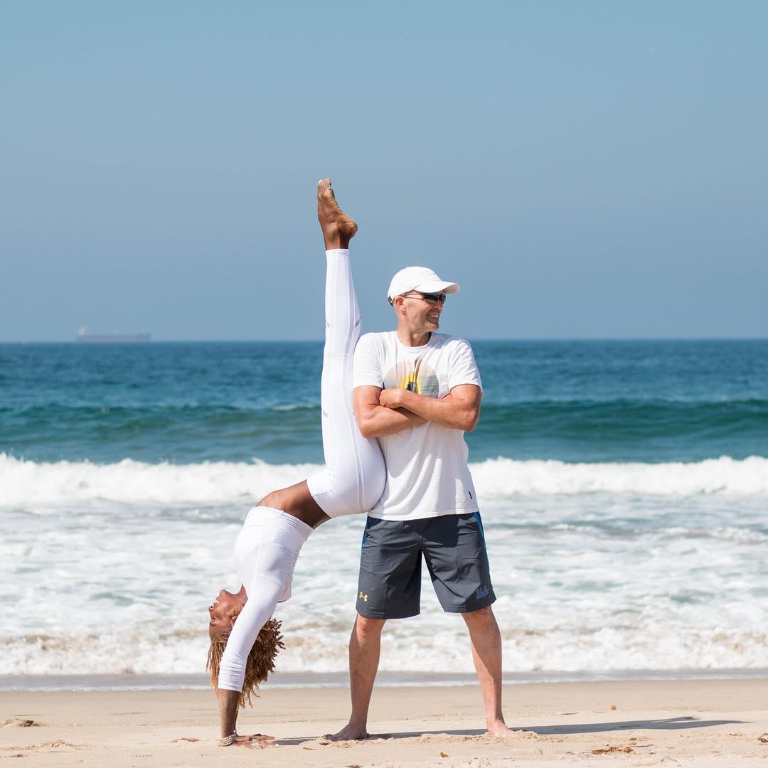 原来倒立这么多好处,初学倒立的正确练习方法