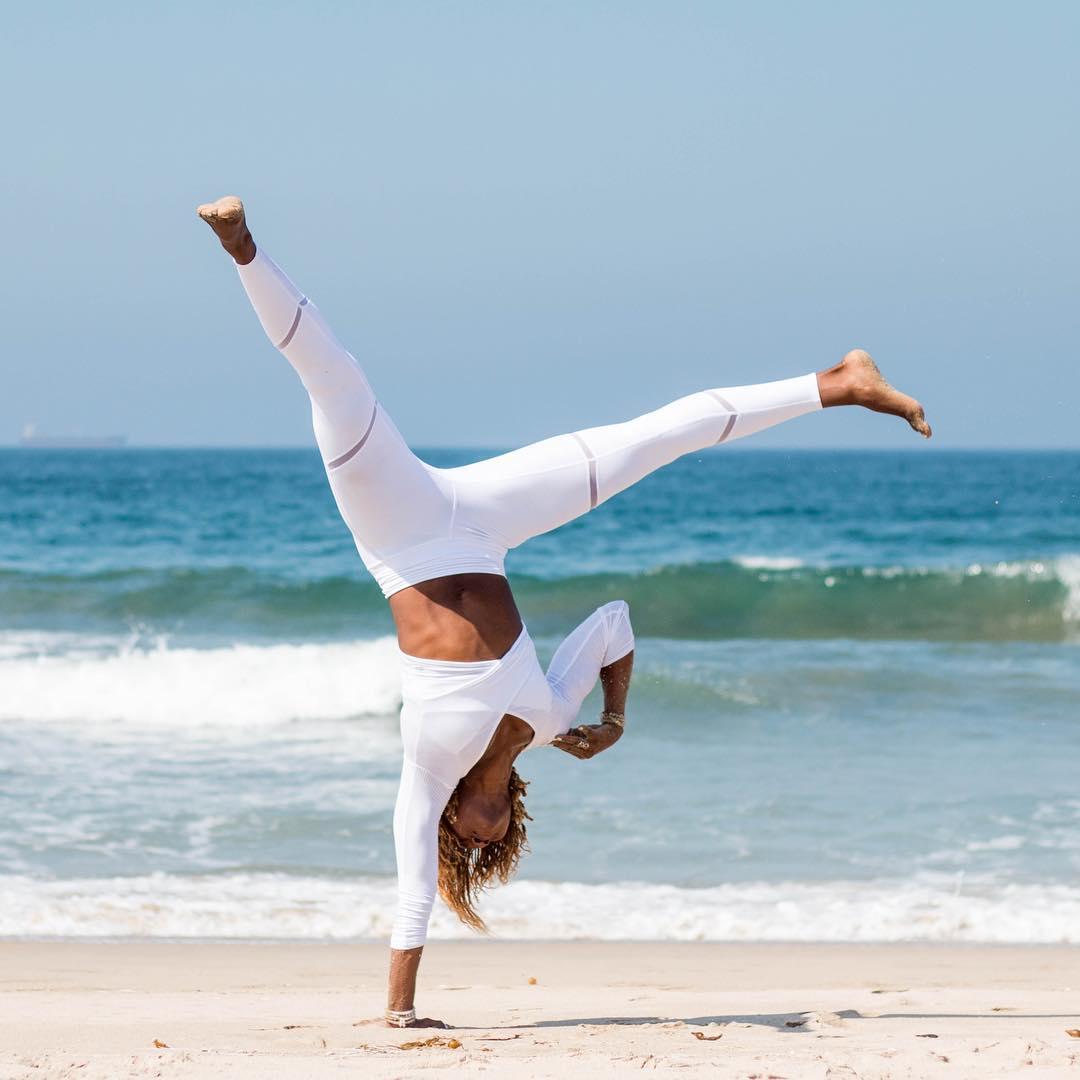 原来倒立这么多好处,初学倒立的正确练习方法