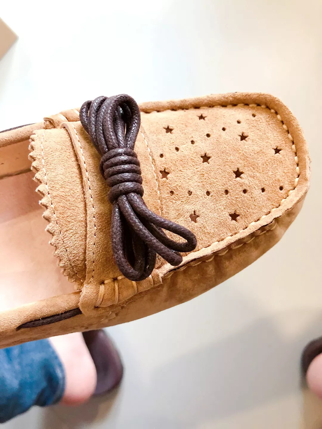 安妮海瑟薇、贾静雯、凯特王妃为什么都爱豆豆鞋？澳洲百年UGG，手工真皮、弹力软底超舒服，带娃、逛街，走哪都不累！