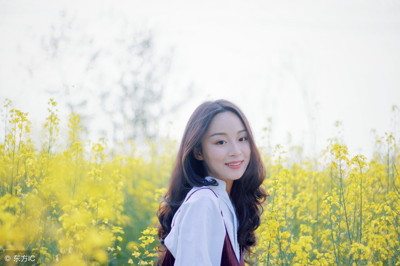 秦铭微微一怔，看着文娇娇半天都没有说出一句话来，又好气又好笑