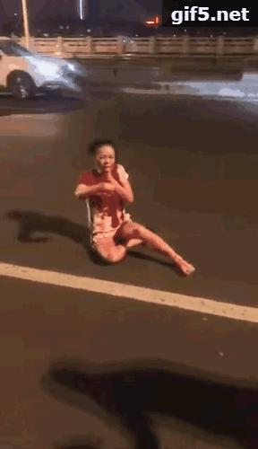 开车挖鼻孔被罚200元记3分,开车挖鼻屎被罚款扣分的依据