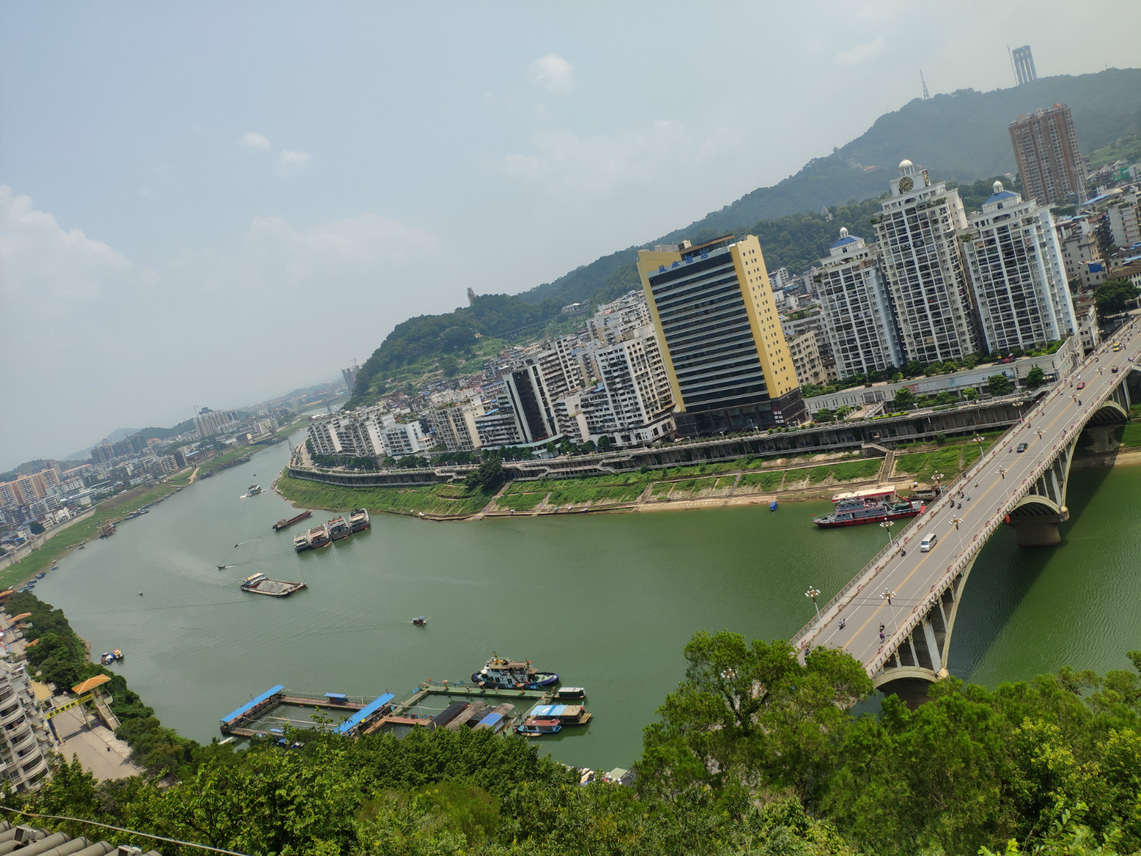 3小时广佛肇高速直达，去广西这个最广东的城市吃腐竹粉、喝冰泉