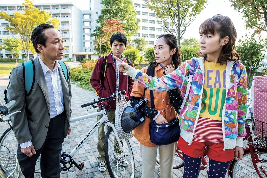 被现代文明“绑架”的家庭有多惨，这部电影拍出了答案