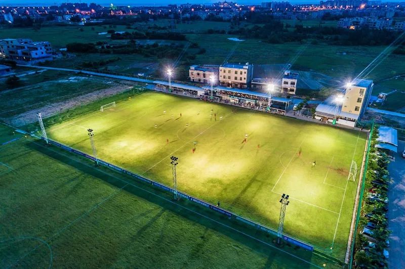 要么在深渊里哭，要么在深渊里爬｜海南足球青训实录