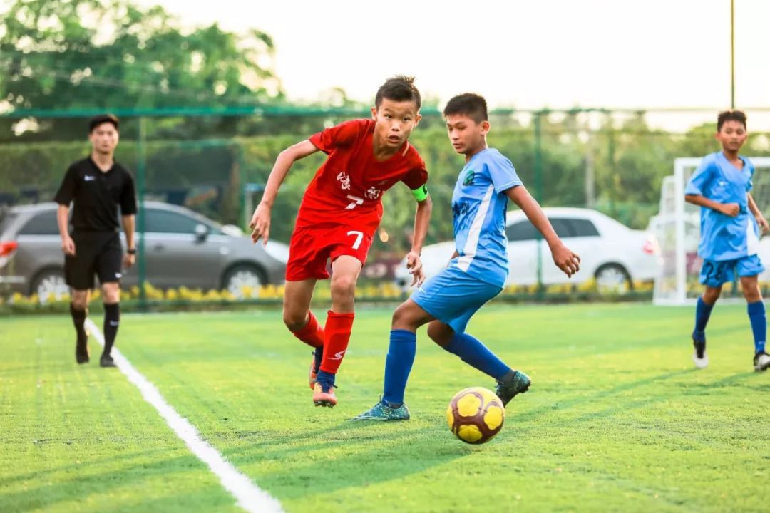 要么在深渊里哭，要么在深渊里爬｜海南足球青训实录