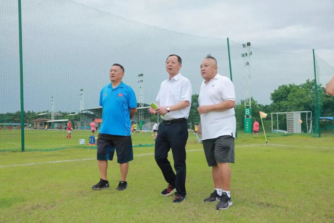 要么在深渊里哭，要么在深渊里爬｜海南足球青训实录