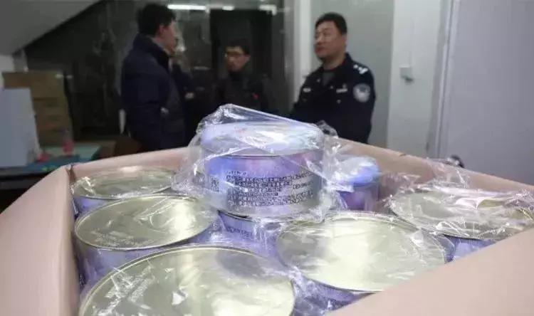 你在香港买的小熊饼干，7成是假的！有些产自深圳城中村