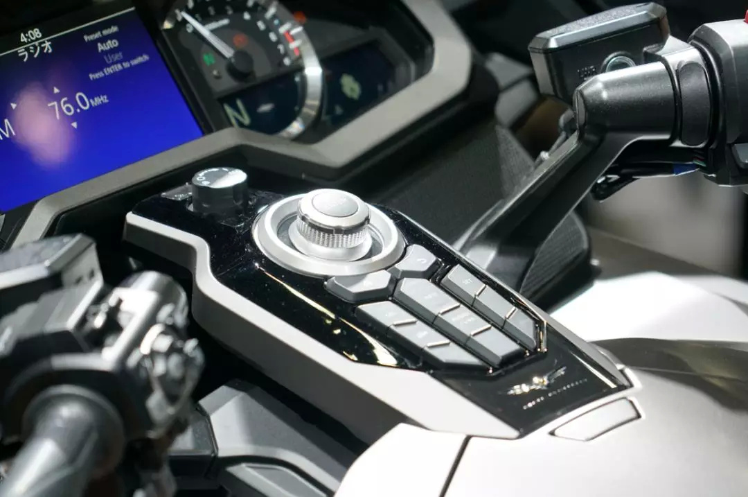 豪华摩托车旗舰，本田金翼（GOLDWING）国内售价公布，41.8万起