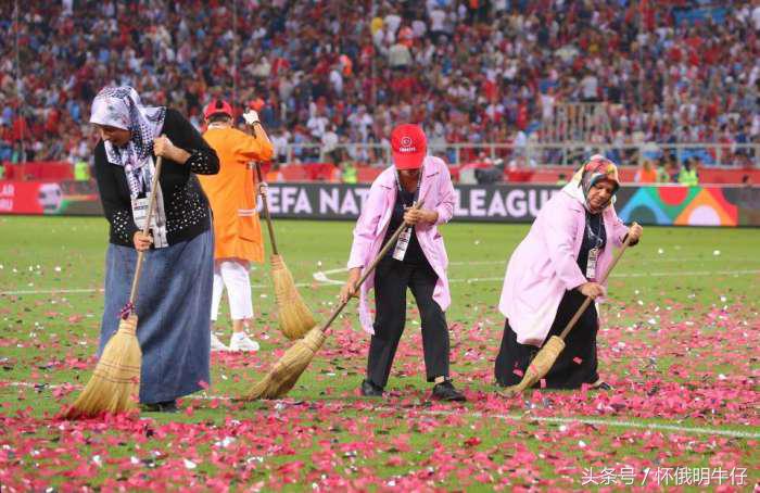 老式扫帚紧急打扫球场？欧国联土耳其俄罗斯“红毯”上踢球！