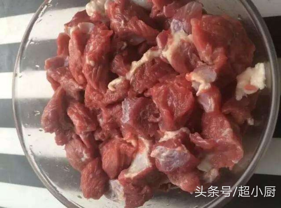 名厨炒牛肉怎么做嫩又好吃,牛肉片嫩滑上浆大厨教你正确方法