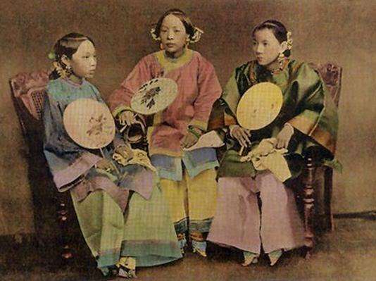 分享历史老照片三寸金莲,三寸金莲的清朝娘娘正脸