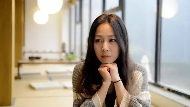 她和发小在500米悬崖边盖了云中小屋，走吧，这次我们一起去看云~