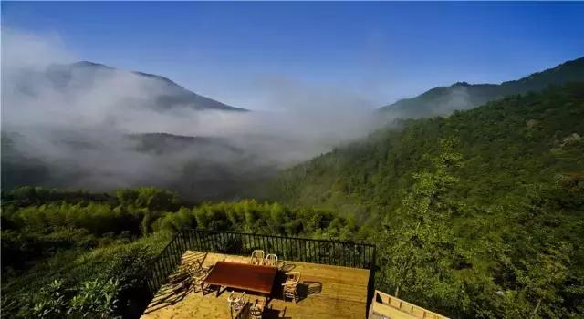 她和发小在500米悬崖边盖了云中小屋，走吧，这次我们一起去看云~