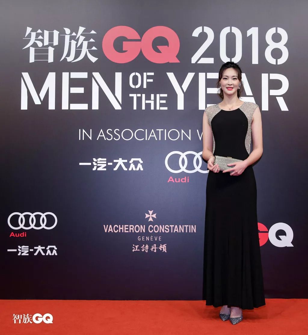 聂远红毯打苍蝇喜提微博热搜,追星赢家聂远小s