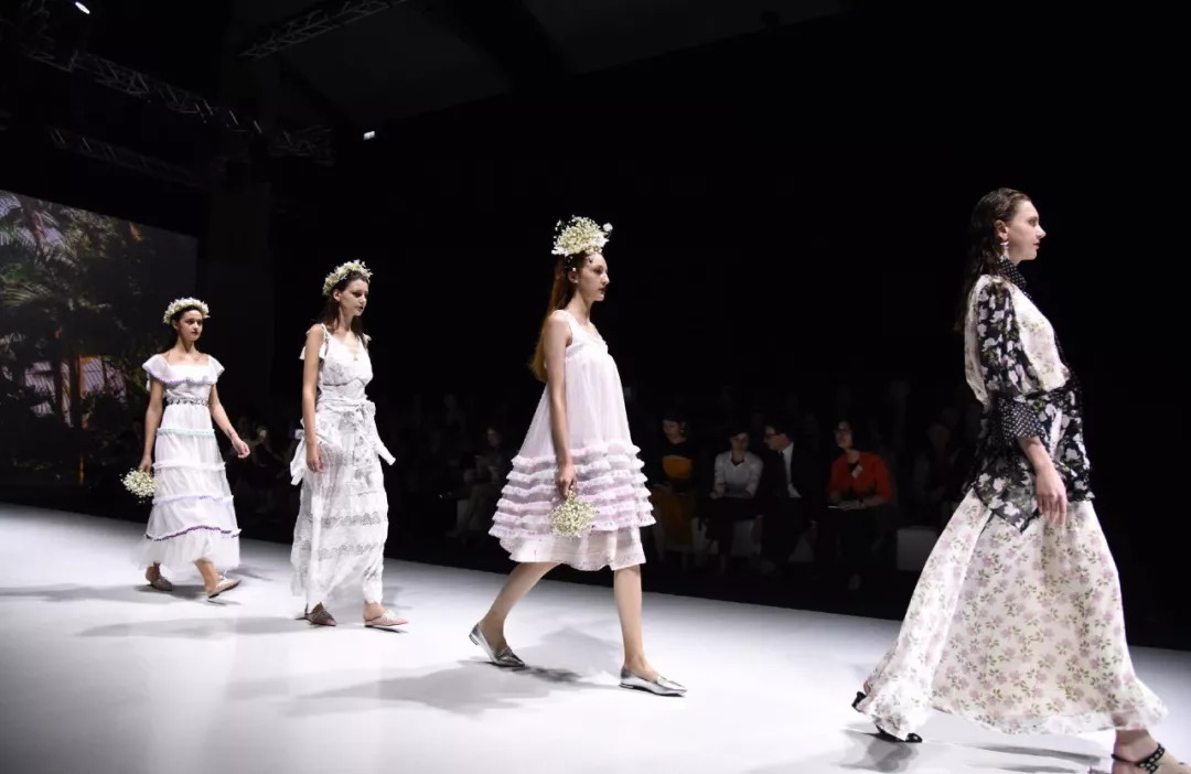 阿秋秋说｜10个角度，麻溜带你去趟香港时装周