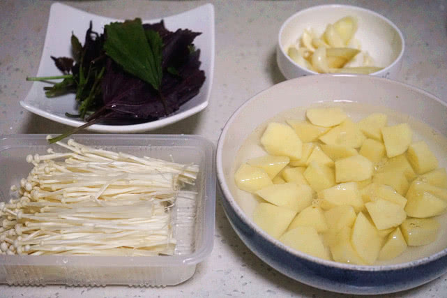 鸡爪凉拌怎么弄去骨,无骨鸡爪脱骨怎么煮不会烂