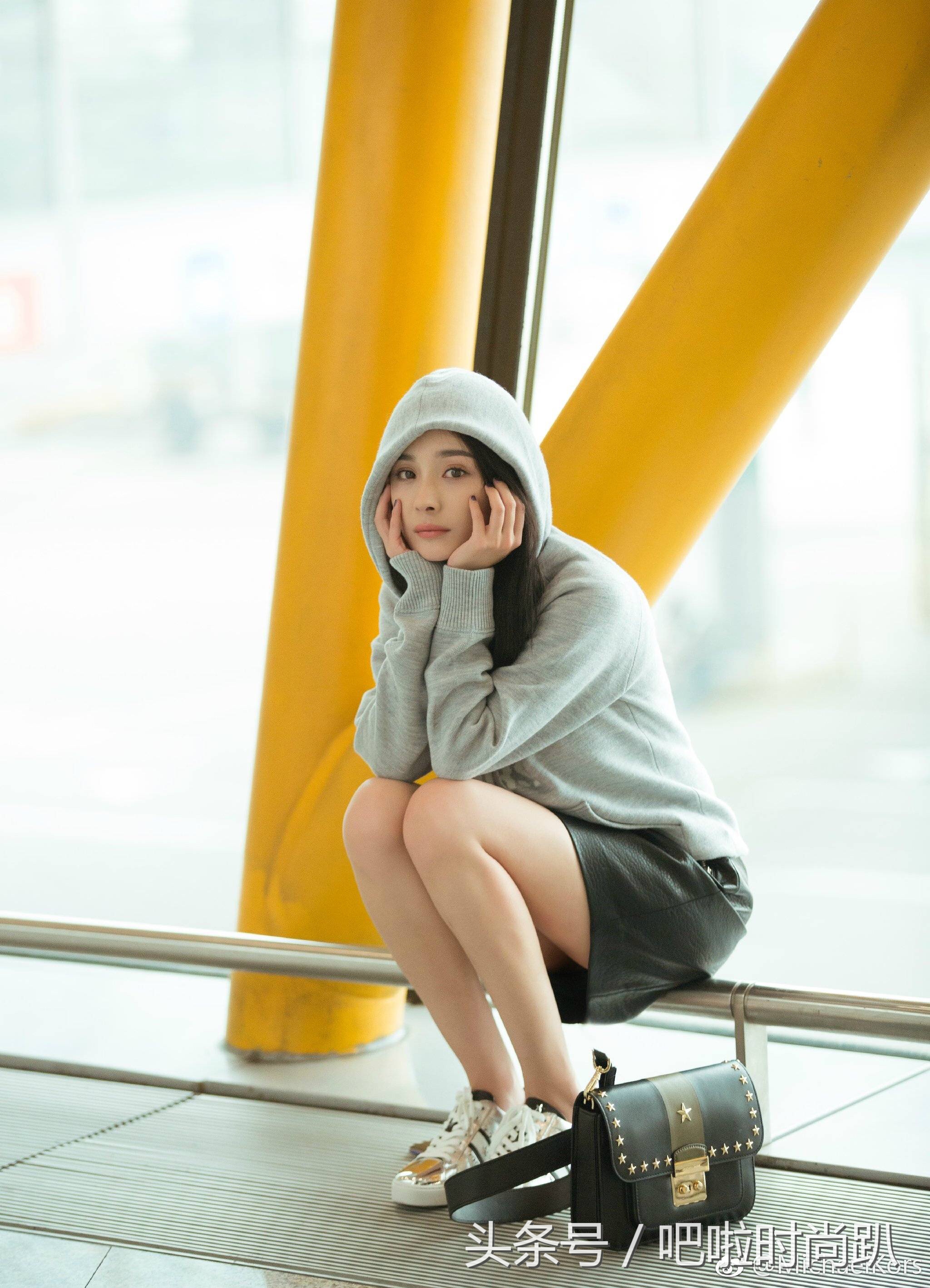 杨幂在机场的粉色衣服,杨幂近日的机场私服穿搭