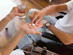 老人摔倒后正确的处置方法,老人摔倒了如何正确急救