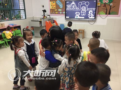 龙马潭区小市幼儿园教师杨国民工作并快乐着