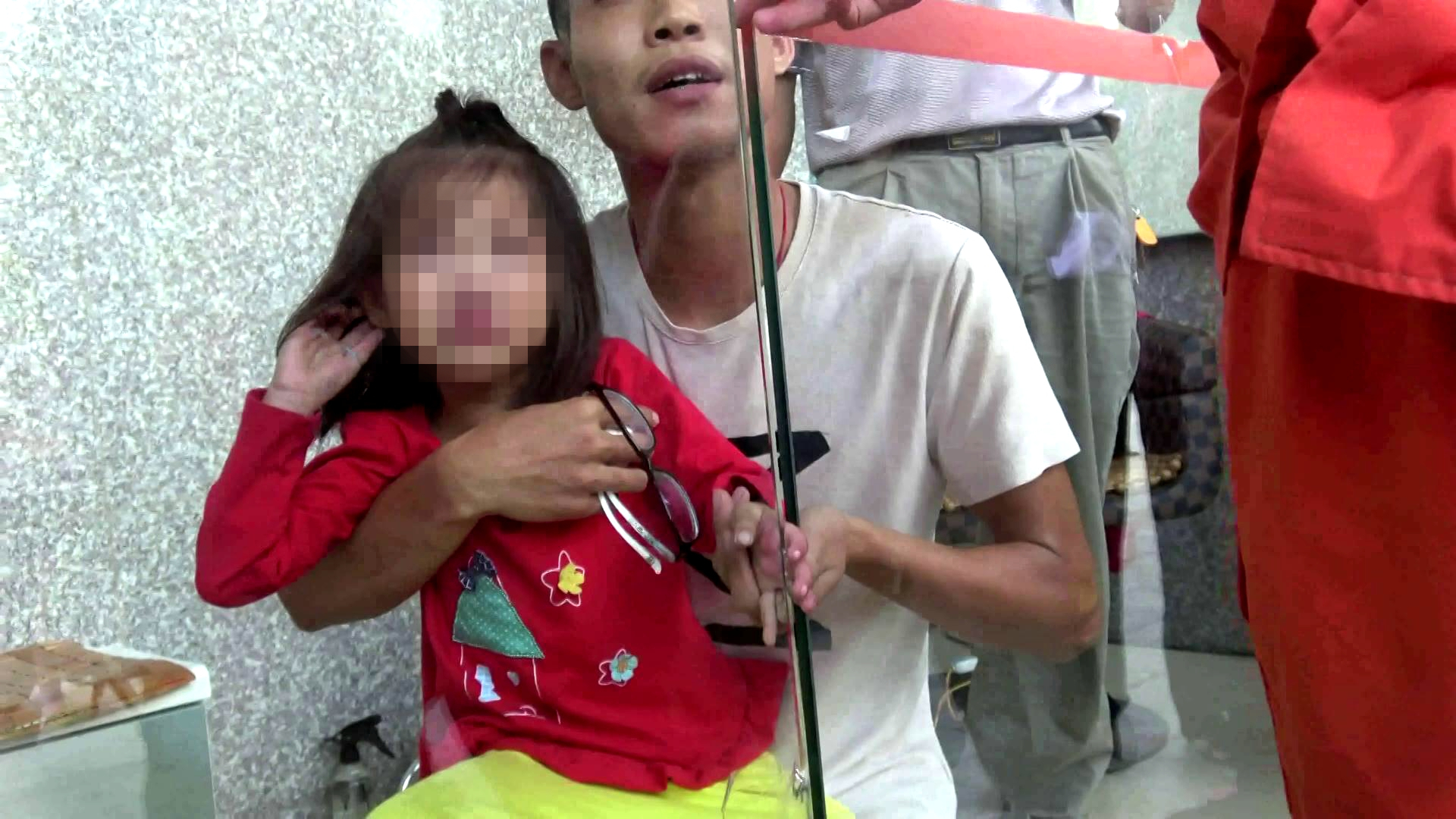 女孩手被卡门缝哭了,小孩手指被门缝夹淤青了怎么办