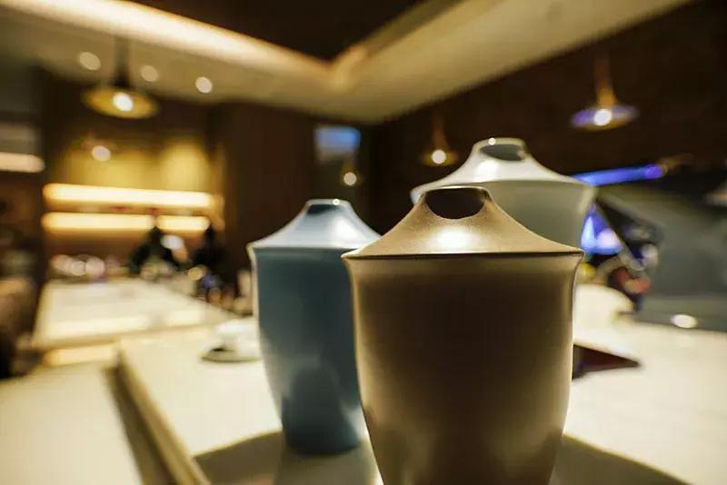 王子饭店曾经的女老板，在北郊盖了栋楼，里面放了1600件瓷器