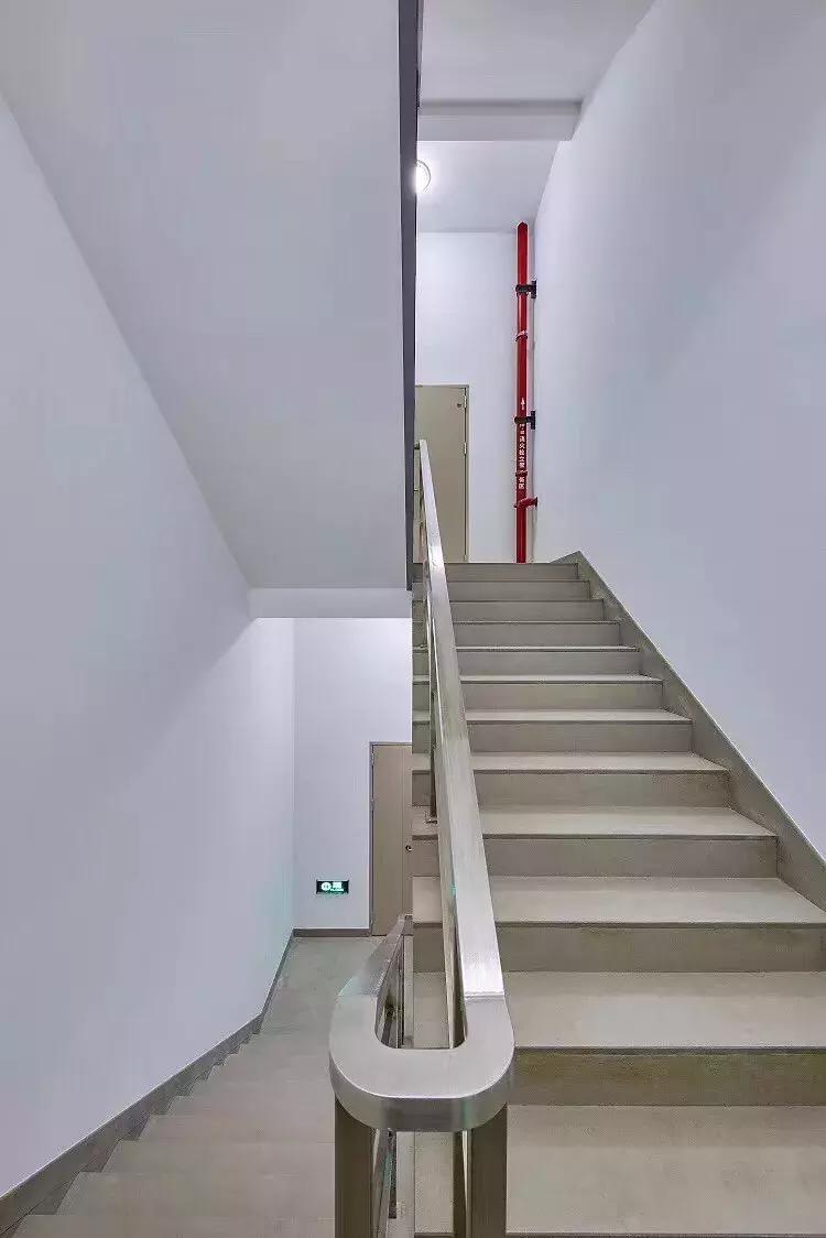 王子饭店曾经的女老板，在北郊盖了栋楼，里面放了1600件瓷器