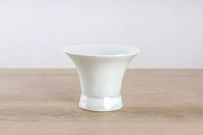 王子饭店曾经的女老板，在北郊盖了栋楼，里面放了1600件瓷器