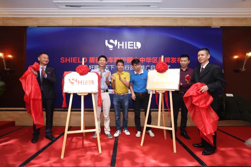 车主为爱车贴膜,车主选择汽车漆面保护膜